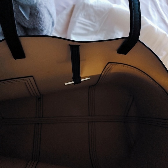 Handbags - Picture 2 of 3